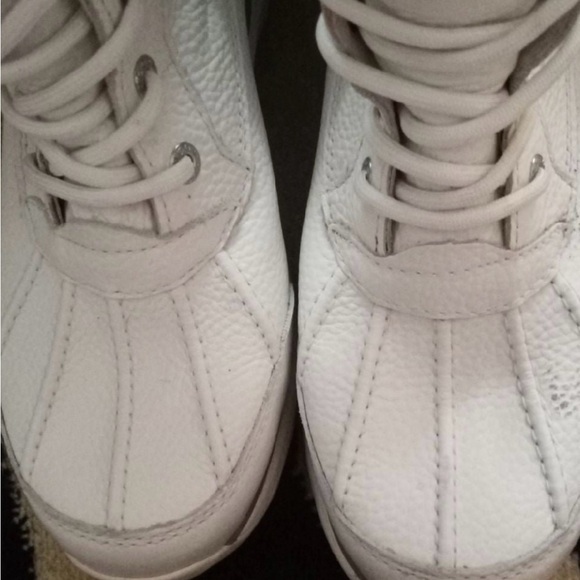 Beautiful UGG snow boots - Picture 2 of 6